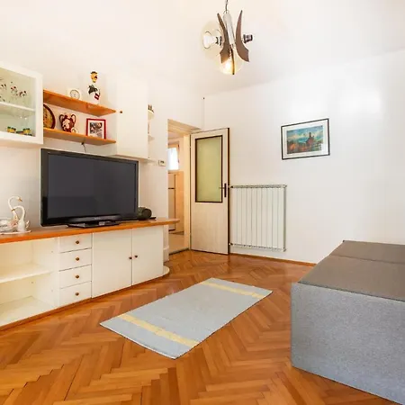 Lägenhet Beautiful Apartment In Lucija *