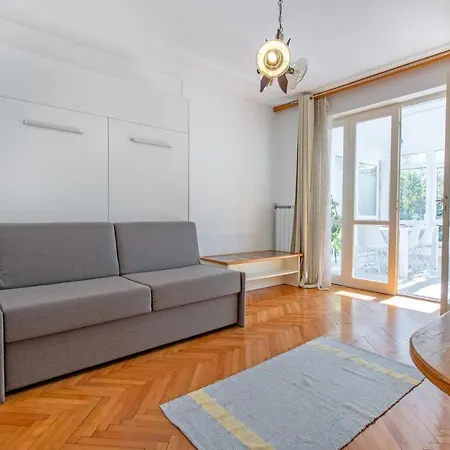 1 Bedroom In * לוסיה